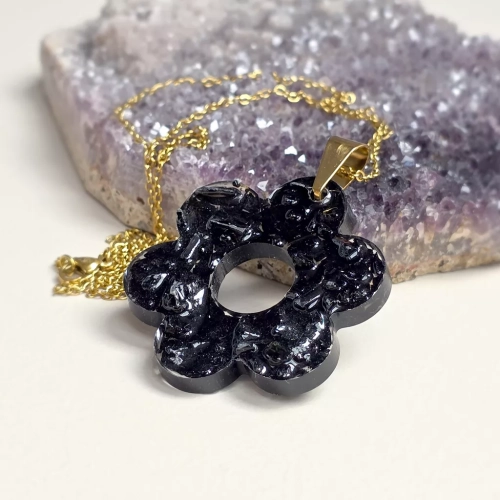 Naszyjnik Sparkles black z dużą zawieszką w kształcie kwiatka, wypełnioną czarnym turmalinem w żywicy, na złotym łańcuszku ze stali chirurgicznej – rękodzieło magneska.pl