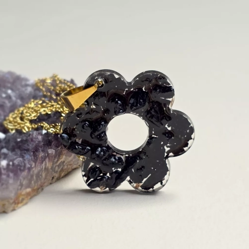 Naszyjnik Sparkles black z dużą zawieszką w kształcie kwiatka, wypełnioną czarnym turmalinem w żywicy, na złotym łańcuszku ze stali chirurgicznej – rękodzieło magneska.pl