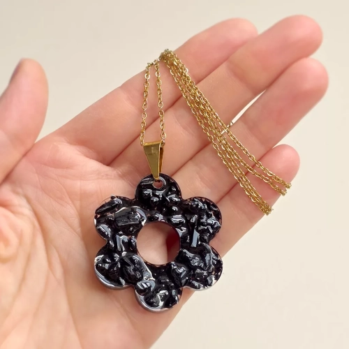 Naszyjnik Sparkles black z dużą zawieszką w kształcie kwiatka, wypełnioną czarnym turmalinem w żywicy, na złotym łańcuszku ze stali chirurgicznej – rękodzieło magneska.pl