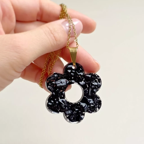 Naszyjnik Sparkles black z dużą zawieszką w kształcie kwiatka, wypełnioną czarnym turmalinem w żywicy, na złotym łańcuszku ze stali chirurgicznej – rękodzieło magneska.pl