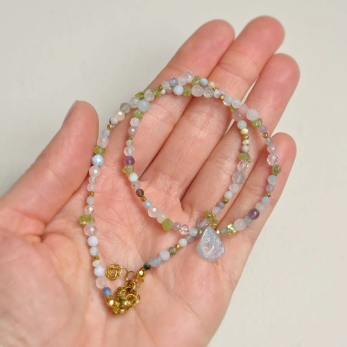 Unikatowy naszyjnik choker z akwamarynu, peridotu, agatu, ametystu, jadeitu, niebieskiego opalu, kwarcu różowego, kamienia księżycowego i złotego hematytu – ręcznie tworzona biżuteria magneska.pl
