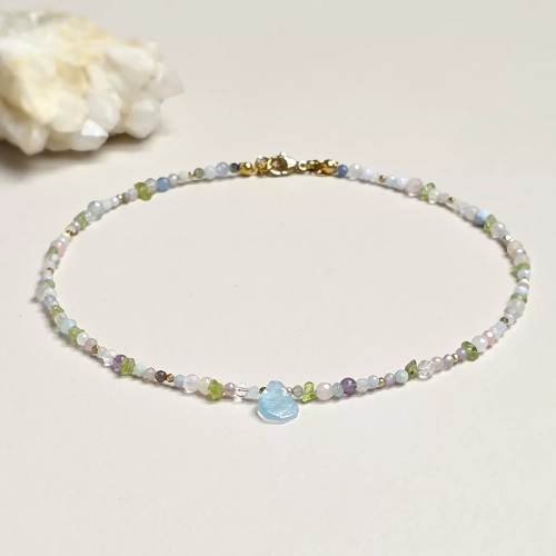 Unikatowy naszyjnik choker z akwamarynu, peridotu, agatu, ametystu, jadeitu, niebieskiego opalu, kwarcu różowego, kamienia księżycowego i złotego hematytu – ręcznie tworzona biżuteria magneska.pl