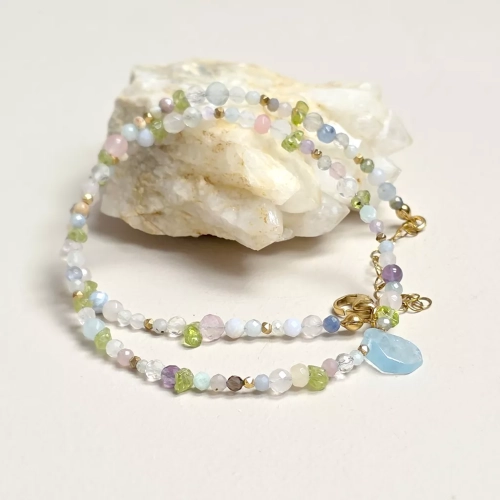 Unikatowy naszyjnik choker z akwamarynu, peridotu, agatu, ametystu, jadeitu, niebieskiego opalu, kwarcu różowego, kamienia księżycowego i złotego hematytu – ręcznie tworzona biżuteria magneska.pl