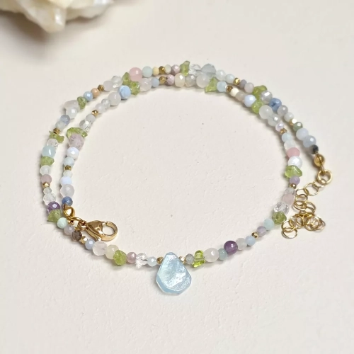 Unikatowy naszyjnik choker z akwamarynu, peridotu, agatu, ametystu, jadeitu, niebieskiego opalu, kwarcu różowego, kamienia księżycowego i złotego hematytu – ręcznie tworzona biżuteria magneska.pl