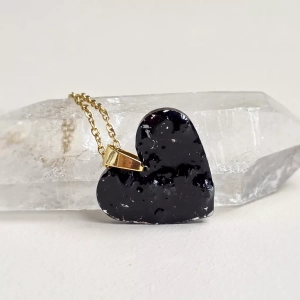 Naszyjnik czarny turmalin w żywicy serce złota stal chirurgiczna Sparkles black v.3
