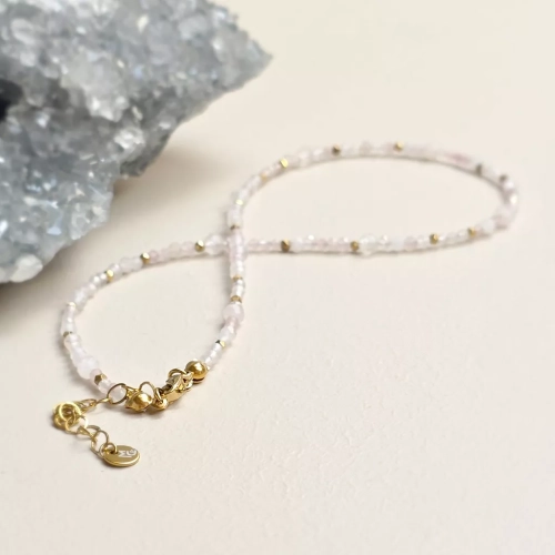 Delikatny naszyjnik choker z fasetowanego kwarcu różowego i złotego hematytu, wykończony regulowanym zapięciem – ręcznie tworzona biżuteria magneska.pl