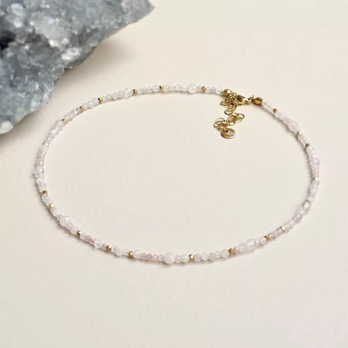 Delikatny naszyjnik choker z fasetowanego kwarcu różowego i złotego hematytu, wykończony regulowanym zapięciem – ręcznie tworzona biżuteria magneska.pl