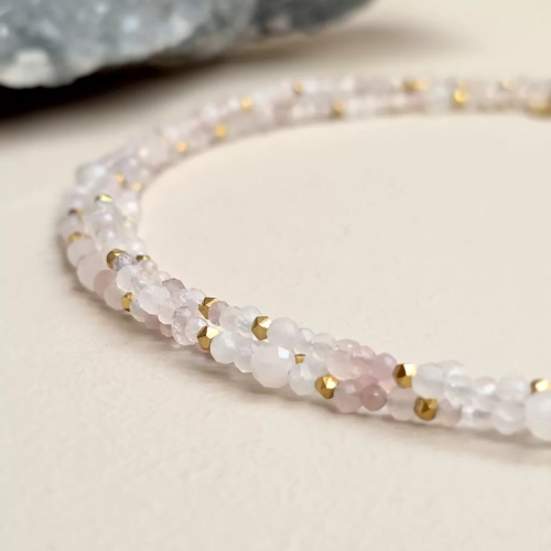 Delikatny naszyjnik choker z fasetowanego kwarcu różowego i złotego hematytu, wykończony regulowanym zapięciem – ręcznie tworzona biżuteria magneska.pl
