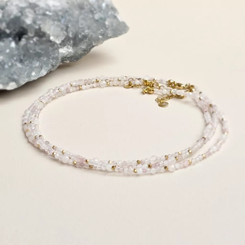 Delikatny naszyjnik choker z fasetowanego kwarcu różowego i złotego hematytu, wykończony regulowanym zapięciem – ręcznie tworzona biżuteria magneska.pl