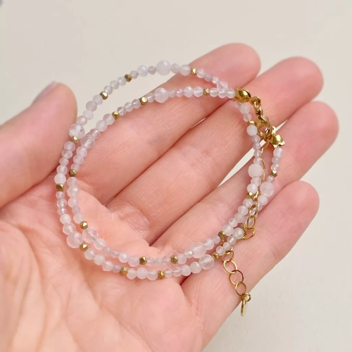 Delikatny naszyjnik choker z fasetowanego kwarcu różowego i złotego hematytu, wykończony regulowanym zapięciem – ręcznie tworzona biżuteria magneska.pl