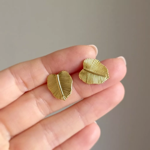 Kolczyki w kształcie liści stal chirurgiczna. Magneska.pl minimalistyczna biżuteria dla Ciebie
