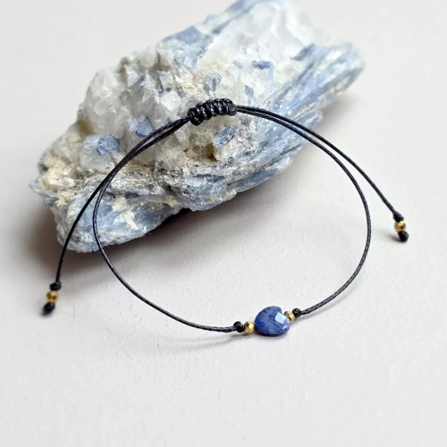 Minimalistyczna bransoletka na sznurku z lapisem lazuli. Magneska.pl biżuteria z kamieni naturalnych dla Ciebie.