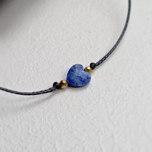 Minimalistyczna bransoletka na sznurku z lapisem lazuli. Magneska.pl biżuteria z kamieni naturalnych dla Ciebie.