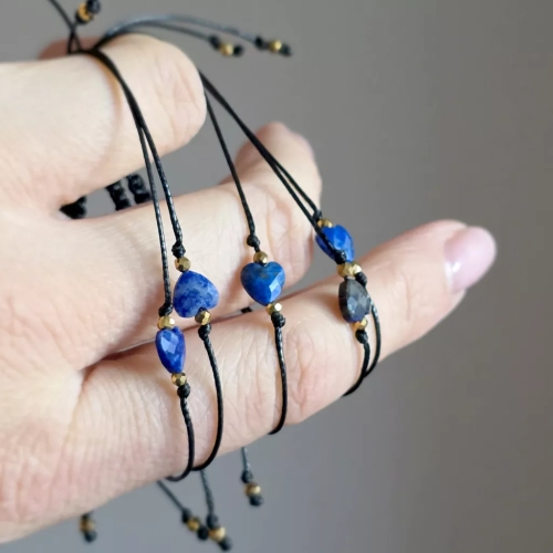 Minimalistyczna bransoletka na sznurku z lapisem lazuli. Magneska.pl biżuteria z kamieni naturalnych dla Ciebie.