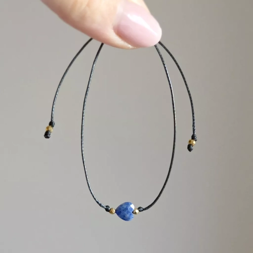 Minimalistyczna bransoletka na sznurku z lapisem lazuli. Magneska.pl biżuteria z kamieni naturalnych dla Ciebie.