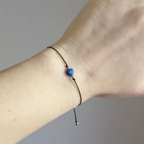 Minimalistyczna bransoletka na sznurku z lapisem lazuli. Magneska.pl biżuteria z kamieni naturalnych dla Ciebie.