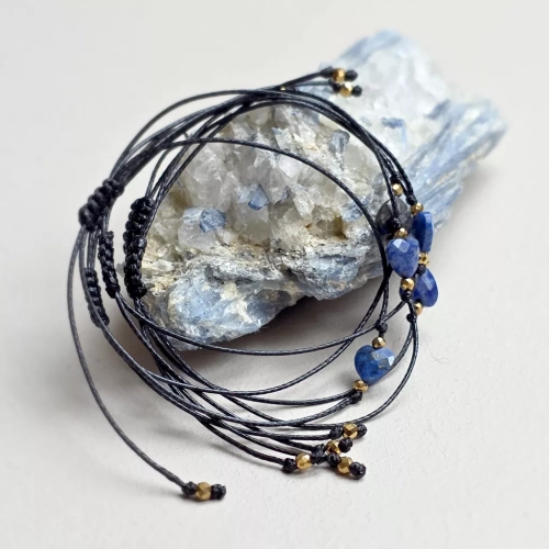 Minimalistyczna bransoletka na sznurku z lapisem lazuli. Magneska.pl biżuteria z kamieni naturalnych dla Ciebie.