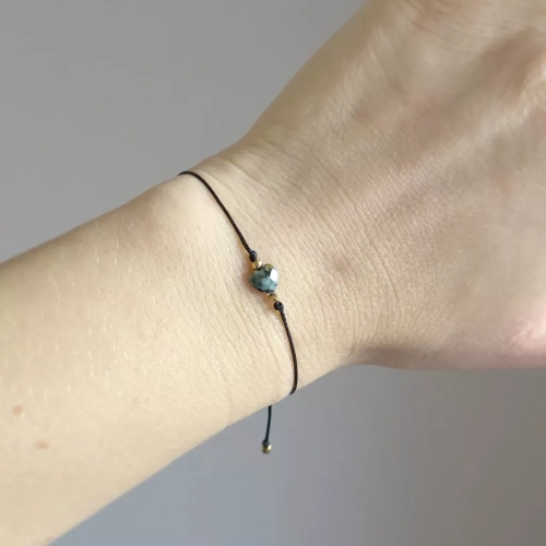 Minimalistyczna bransoletka na sznurku z turkusem - serduszko. Magneska.pl biżuteria dla Ciebie.