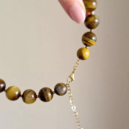 Kolia z dużych, brązowych kamieni naturalnych. Magneska.pl biżuteria z tygrysiego oka.