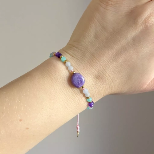 Bransoletka na sznurku z czaroitem. Magneska.pl kamienne amulety dla Ciebie.