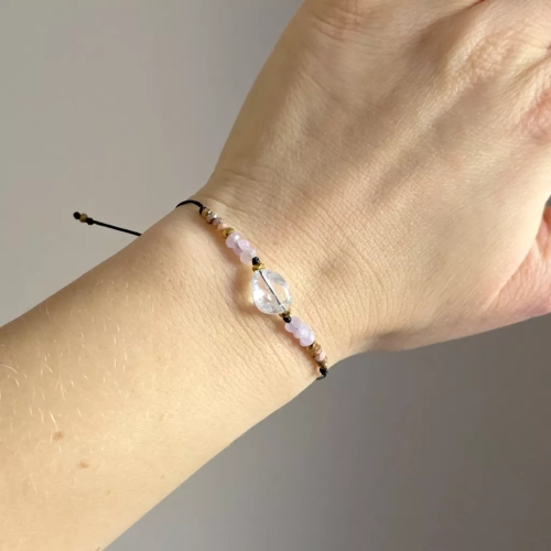 Bransoletka na sznurku z kunzytem i kryształem górskim. Magneska.pl biżuteria z kamieni naturalnych
