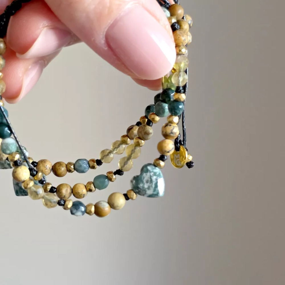 Bransoletka na sznurku z kamieni naturalnych z agatem mszystym. Magneska.pl amulety i talizmany na różne intencje.