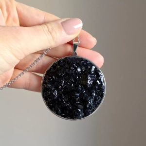 Naszyjnik czarny turmalin w żywicy / medalion XXL / stal chirurgiczna Sparkles black