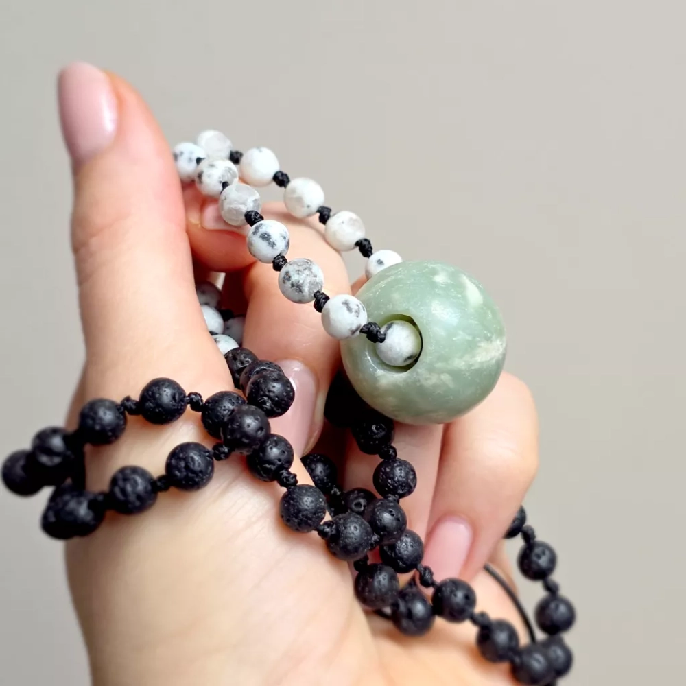 Męski naszyjnik z jadeitem, jaspisem lotus i lawą. Magneska.pl wyjątkowa biżuteria dla mężczyzn