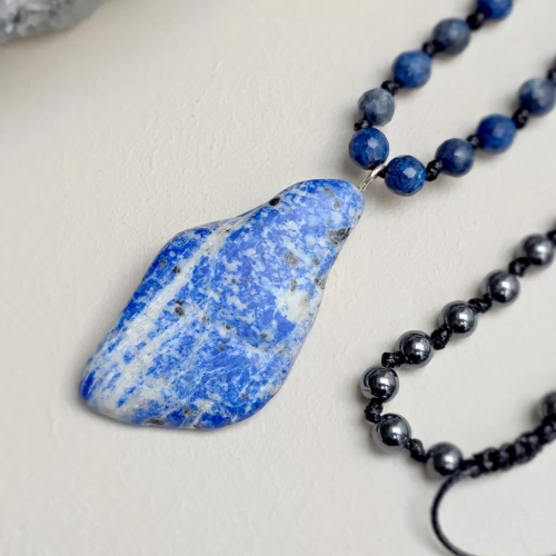 Wyrazisty naszyjnik unisex z lapisem lazuli. Magneska.pl rockowa biżuteria na każdą okazję.