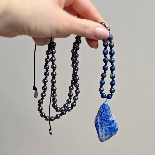 Wyrazisty naszyjnik unisex z lapisem lazuli. Magneska.pl rockowa biżuteria na każdą okazję.