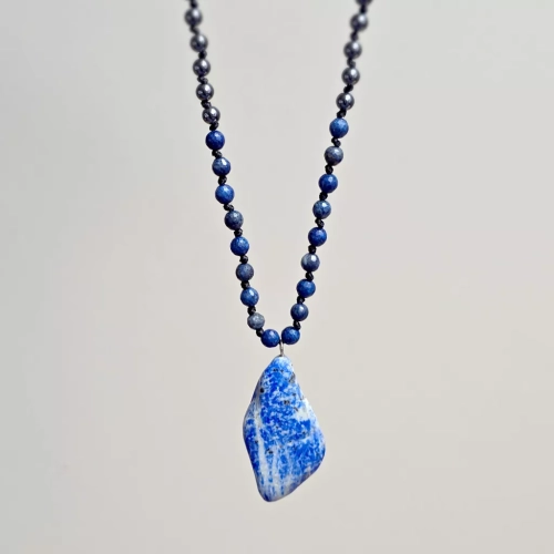 Wyrazisty naszyjnik unisex z lapisem lazuli. Magneska.pl rockowa biżuteria na każdą okazję.