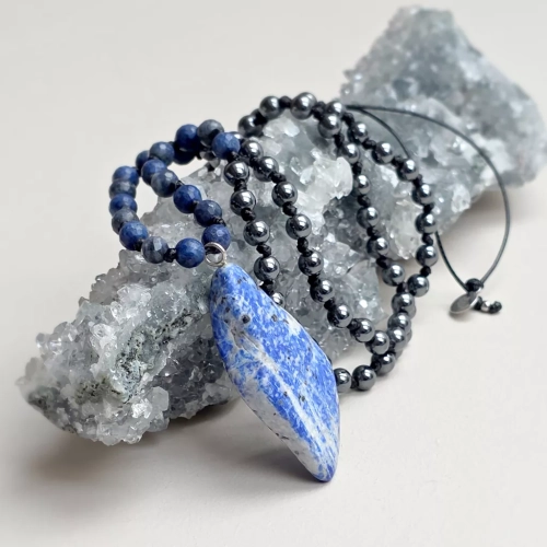 Wyrazisty naszyjnik unisex z lapisem lazuli. Magneska.pl rockowa biżuteria na każdą okazję.