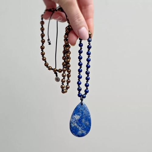 Naszyjnik niebiesko-miedziany z lapisu lazuli i hematytu. Magneska.pl unisexowe naszyjniki dla niej i dla niego