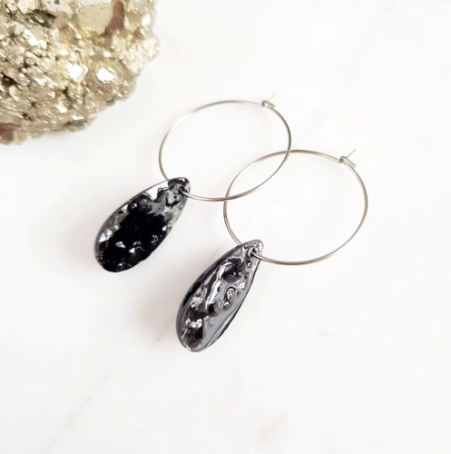 Kolczyki wiszące czarny turmalin łezka na srebrnych kółeczkach stal chirurgiczna Sparkles black