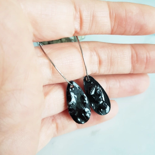 Kolczyki wiszące czarny turmalin łezka na srebrnych kółeczkach stal chirurgiczna Sparkles black