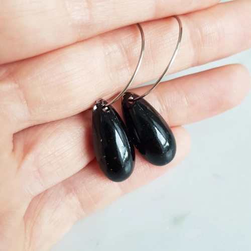 Kolczyki wiszące czarny turmalin łezka na srebrnych kółeczkach stal chirurgiczna Sparkles black
