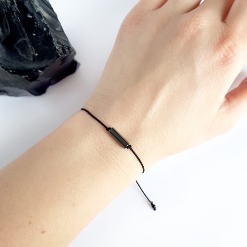 Bransoletka hematyt patyczek na czarnym sznurku Metallic stick