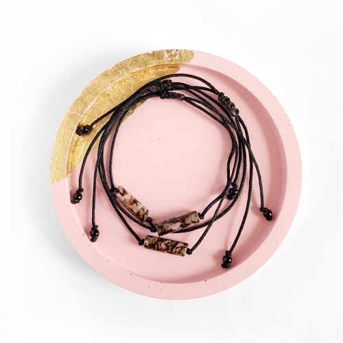 Bransoletka rodonit patyczek na czarnym sznurku Dirty pink stick