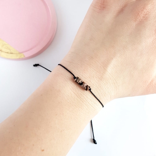 Bransoletka rodonit patyczek na czarnym sznurku Dirty pink stick