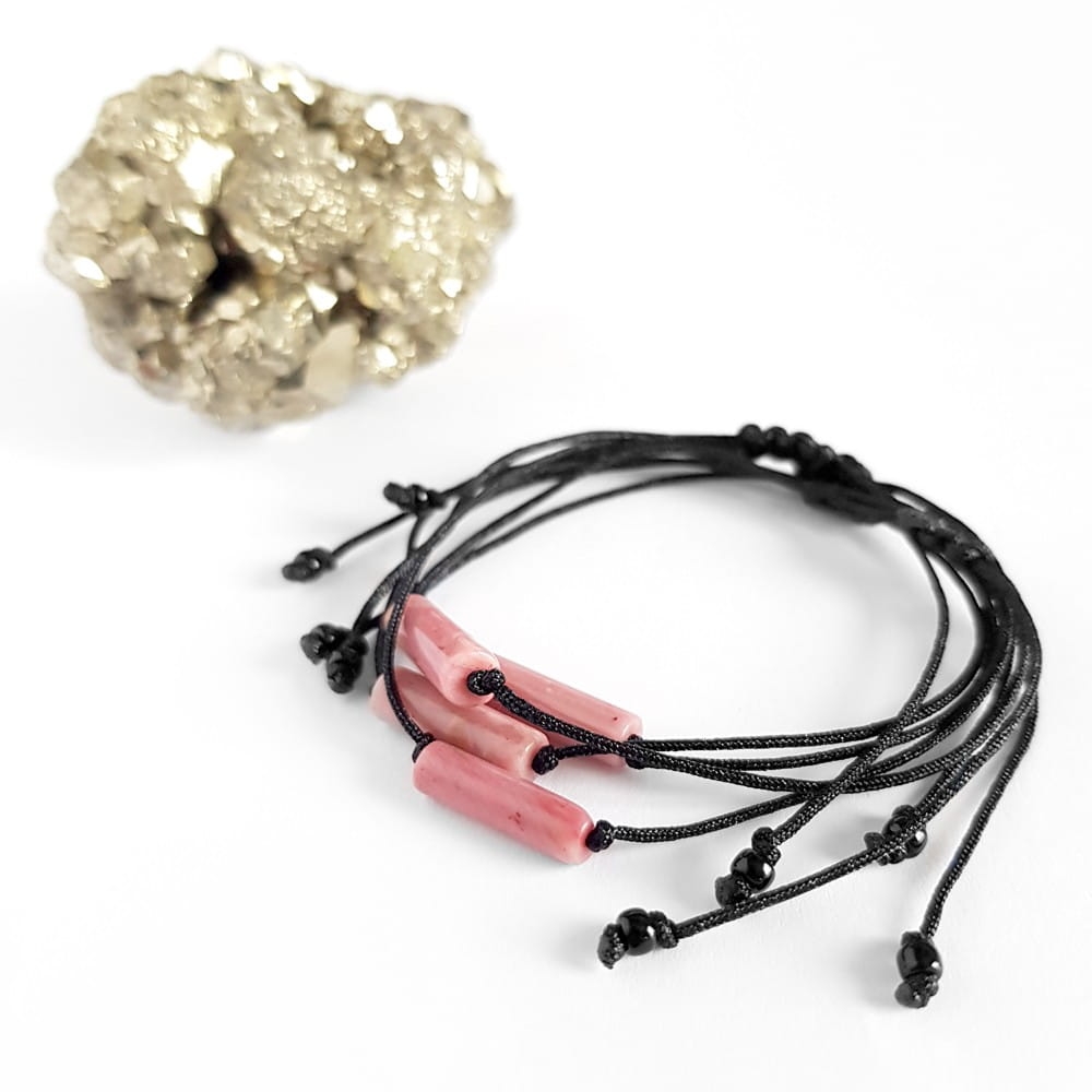 Bransoletka rodonit gładki patyczek na czarnym sznurku Powdery stick