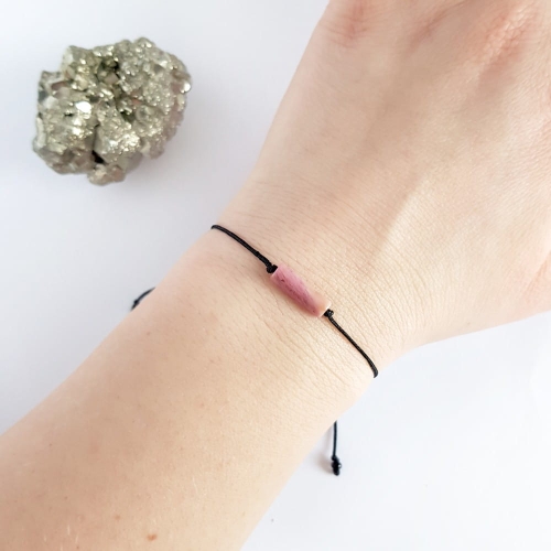 Bransoletka rodonit gładki patyczek na czarnym sznurku Powdery stick