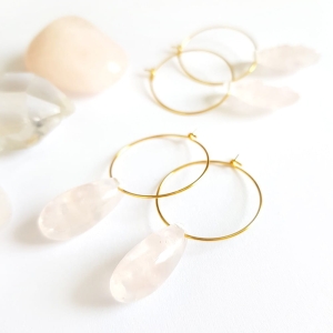 Kolczyki wiszące kwarc różowy łezka na złotych kółeczkach stal chirurgiczna Sparkles rosequartz