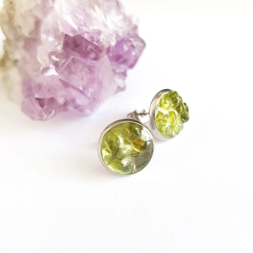 Kolczyki sztyfty peridot w żywicy stal chirurgiczna Sparkles olivine