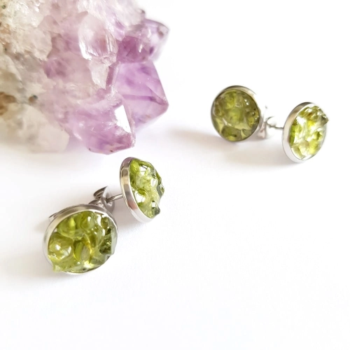 Kolczyki sztyfty peridot w żywicy stal chirurgiczna Sparkles olivine