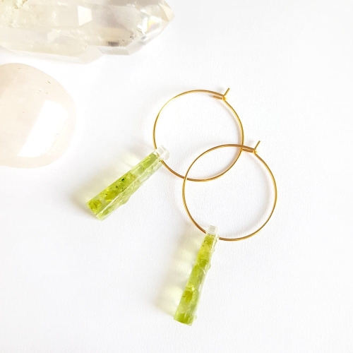 Kolczyki wiszące peridot patyczki na złotych kółeczkach stal chirurgiczna Sparkles olivine