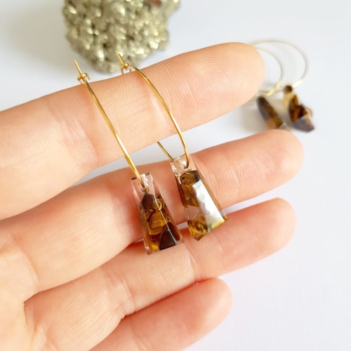 Kolczyki wiszące tygrysie oko trapezy na złotych kółeczkach stal chirurgiczna Sparkles brown