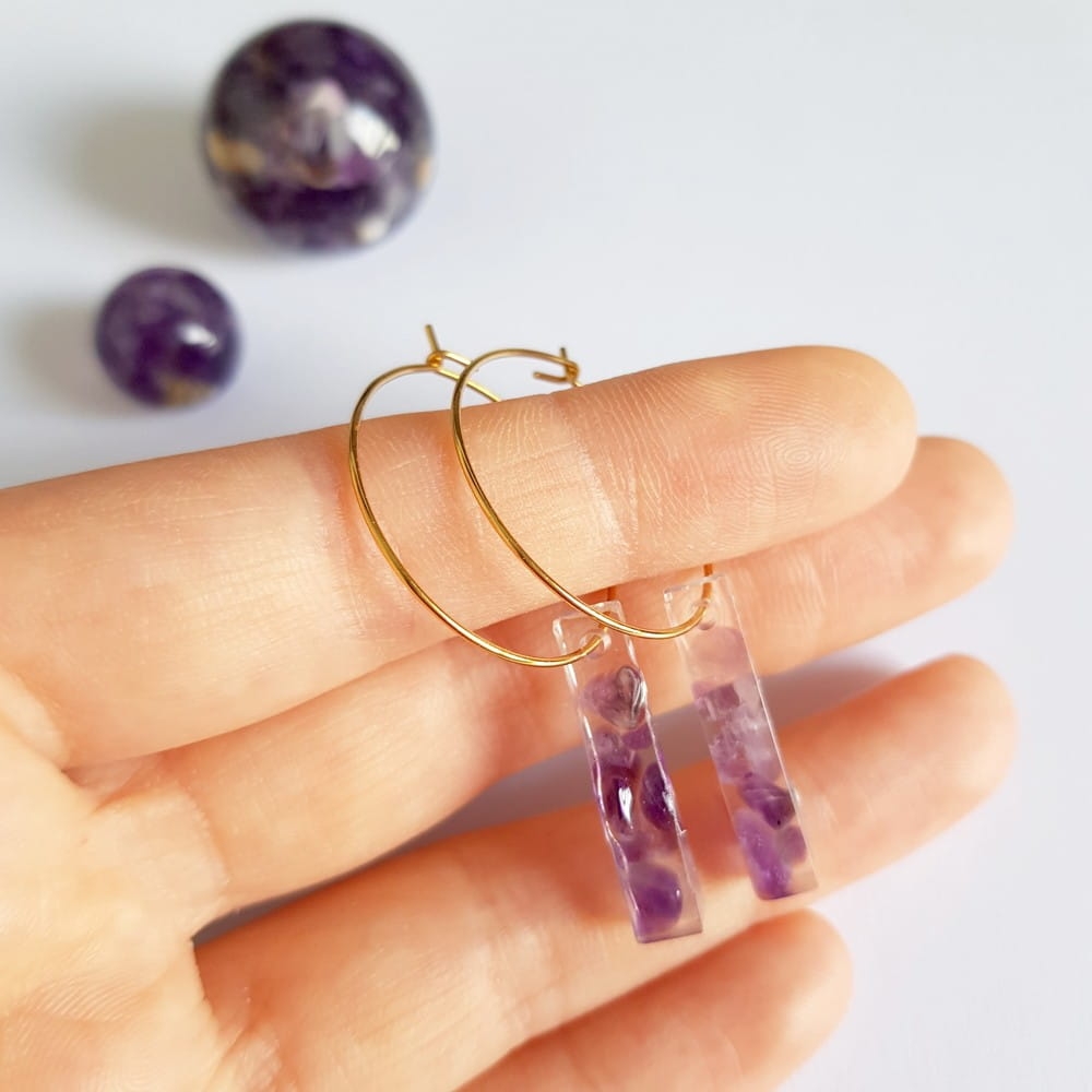 Kolczyki wiszące ametyst patyczki na złotych kółeczkach stal chirurgiczna Sparkles amethyst