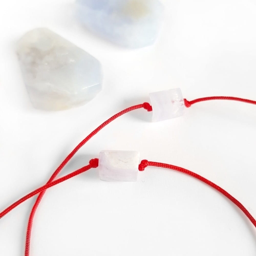 WishYouLuck chalcedon (niebieski agat) bryłka bransoletka szczęścia na czerwonym sznurku