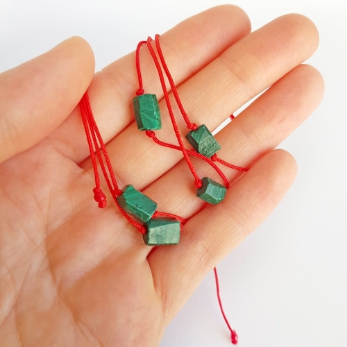 WishYouLuck malachit bryłka bransoletka szczęścia na czerwonym sznurku