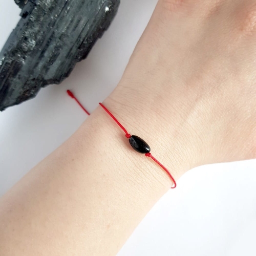 WishYouLuck czarny turmalin mała bryłka bransoletka szczęścia na czerwonym sznurku